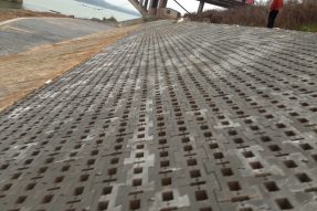 水利護(hù)坡磚塑料模具主要應(yīng)用在哪些施工地點(diǎn)？