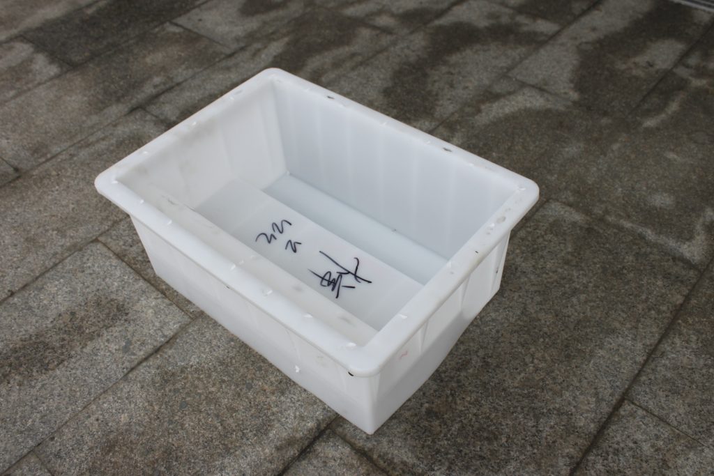 如何解決公路路沿石塑料模具在注塑過程開裂的問題？